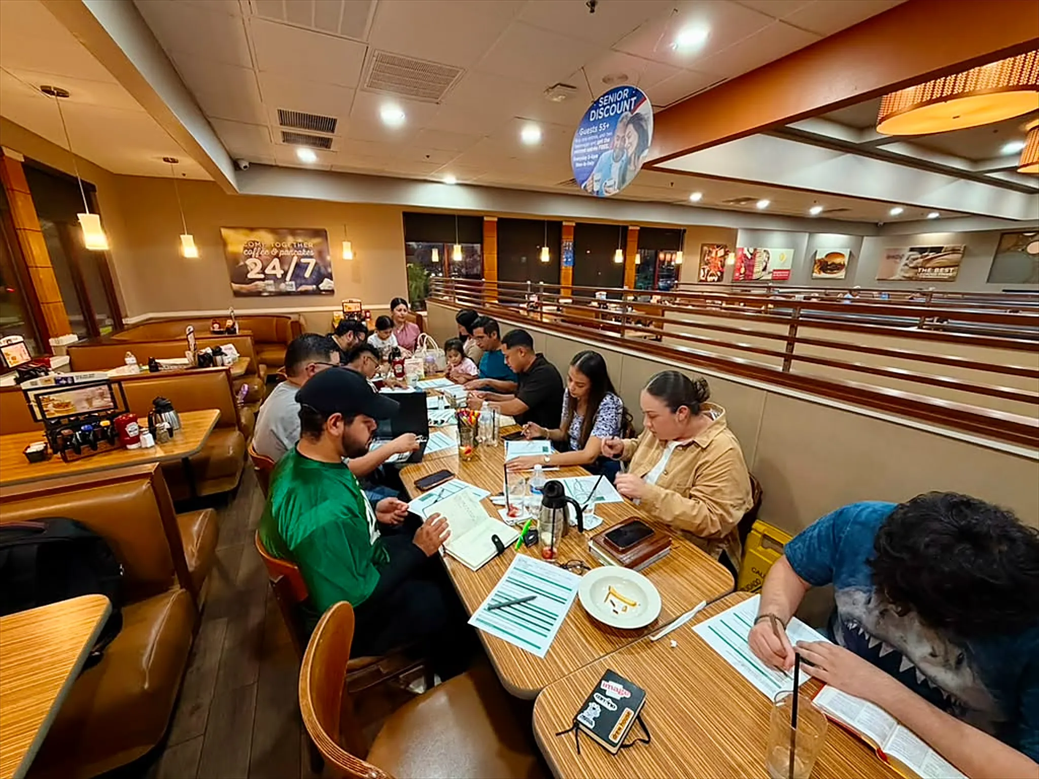 Familia de Camino Church reunida en una mesa larga durante un estudio