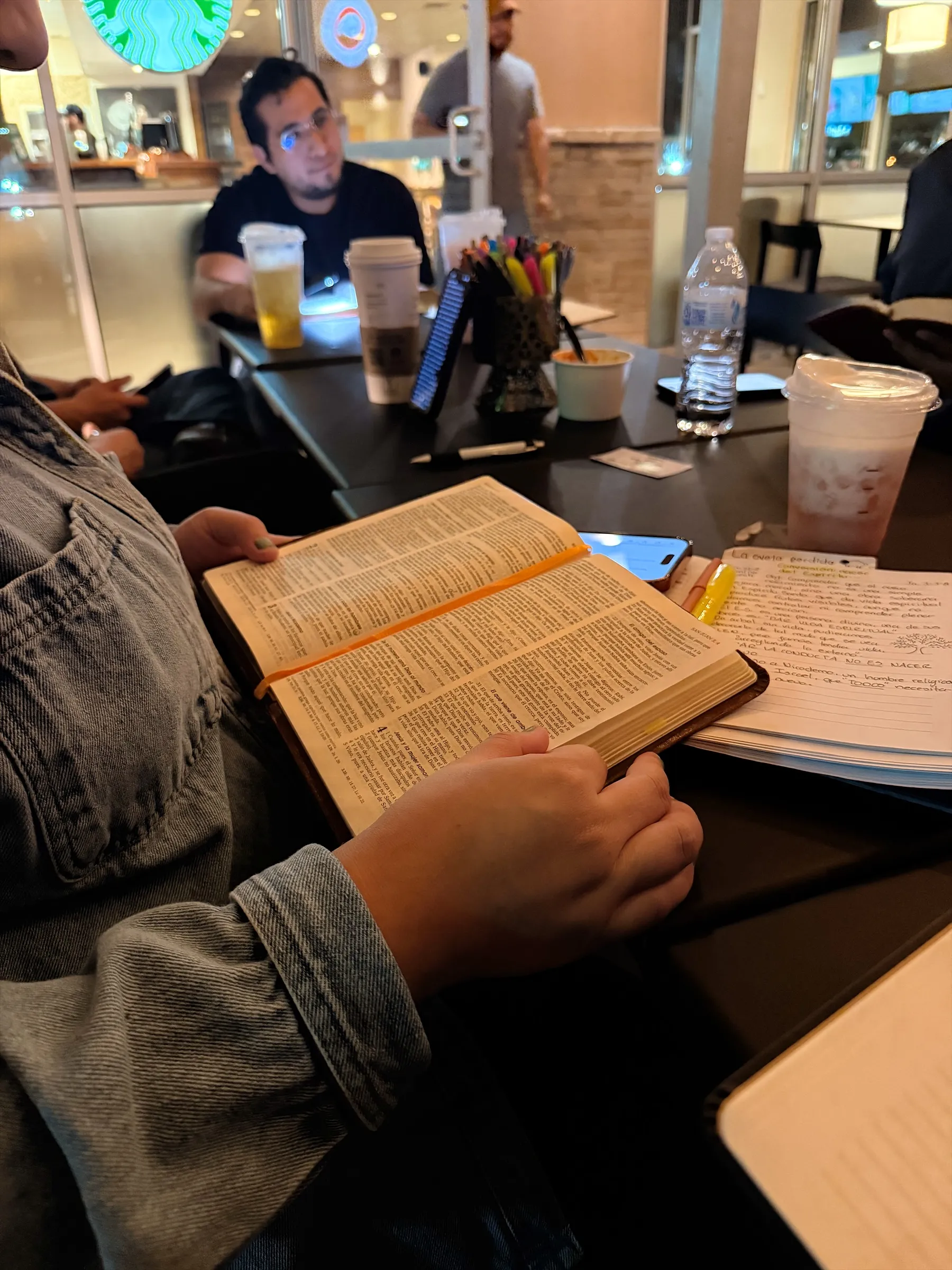 Biblia abierta y libreta con notas durante un estudio