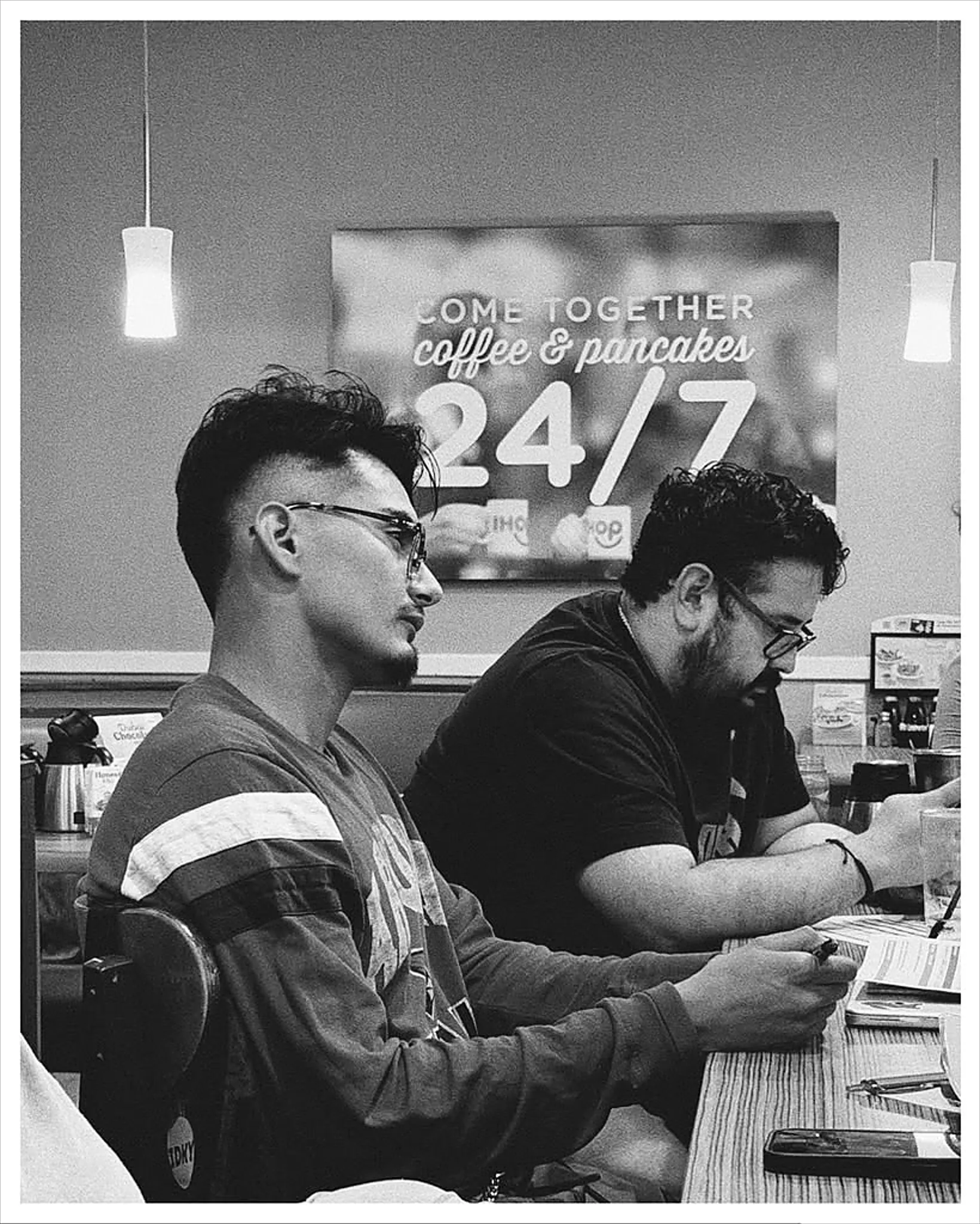 Dos hermanos estudian la Escritura en la mesa